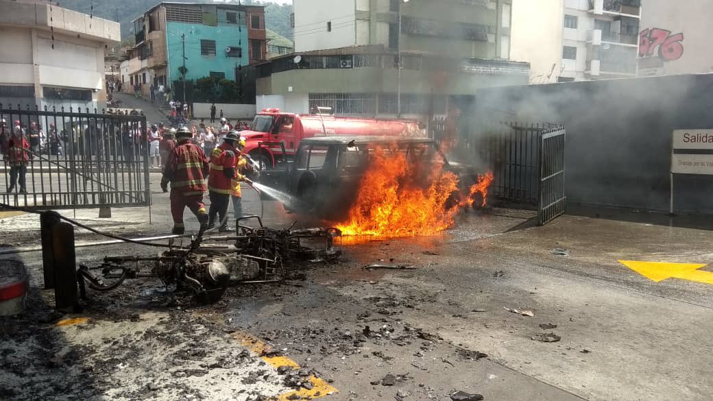 Un jeep y dos motos se incendiaron en una estación de servicios