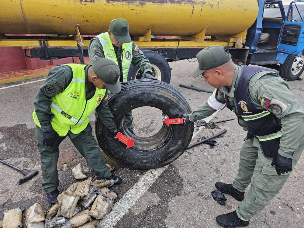 Capturan a cuatro personas que llevaban droga en un cisterna