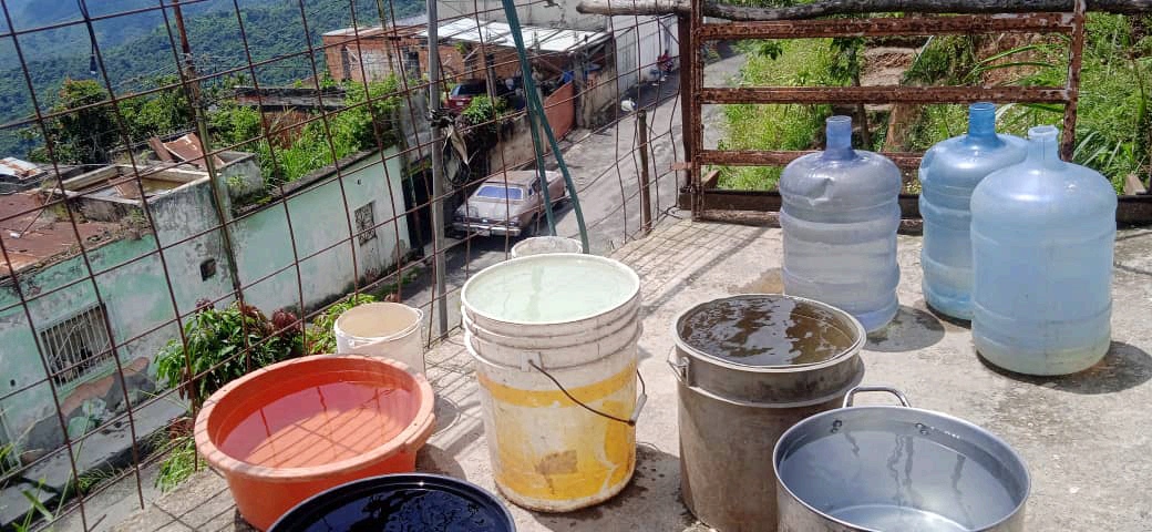 Con tobitos y botellones resuelven falta de agua en El Trabuco