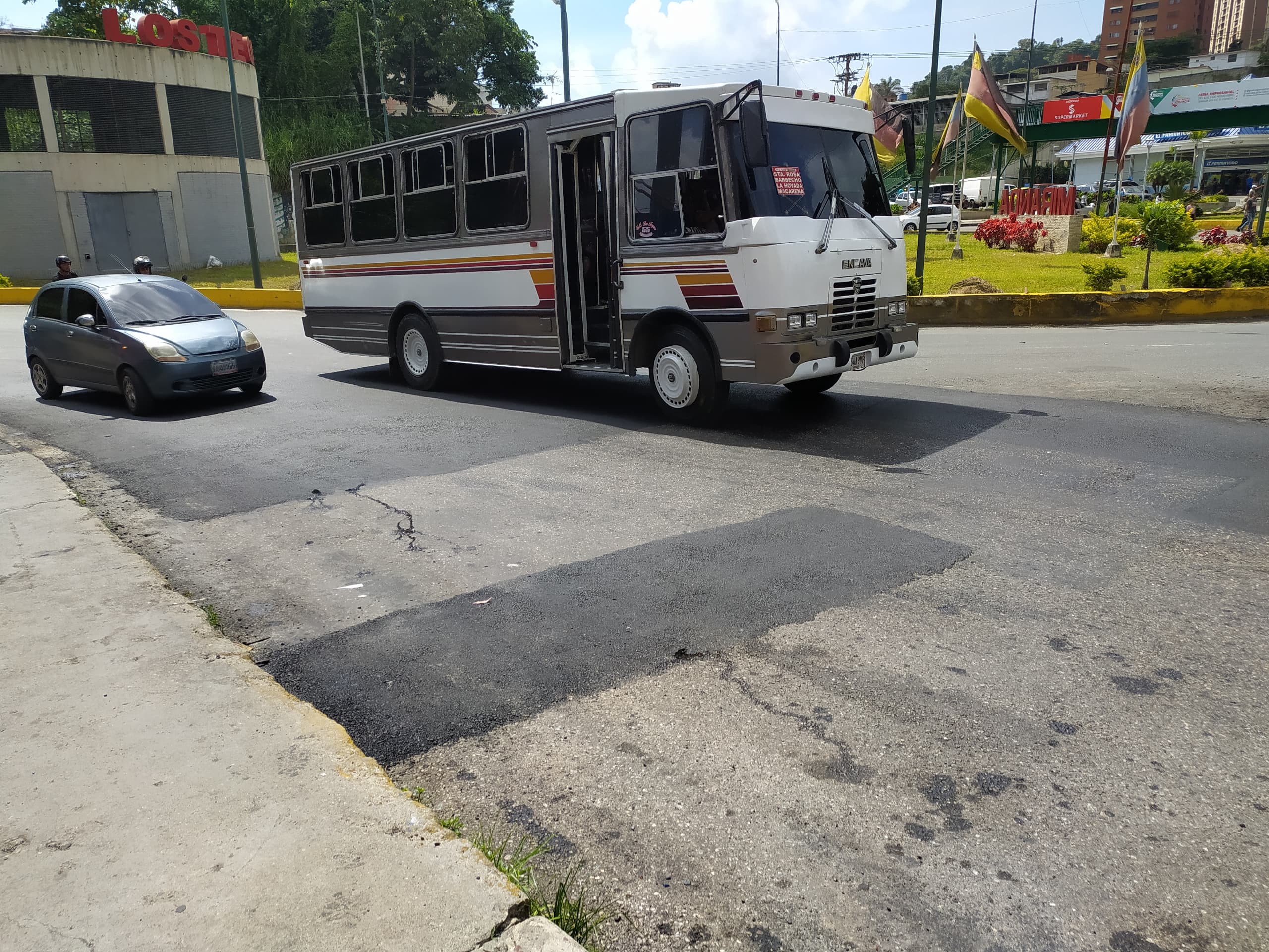 Asfaltan acceso a la avenida Independencia de Los Teques