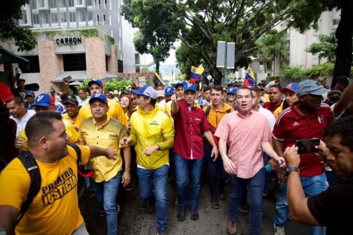 Capriles pausa su campaña política para la primaria opositora