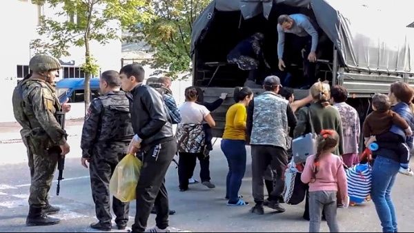 Miles de habitantes de Nargono Karabaj en éxodo rumbo a Armenia