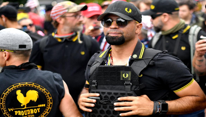 Condenan a 22 años a exlíder de los Proud Boys por asalto al Capitolio