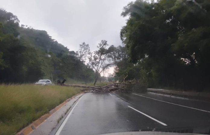 Inundaciones y sectores sin electricidad luego de fuertes lluvias en Caracas