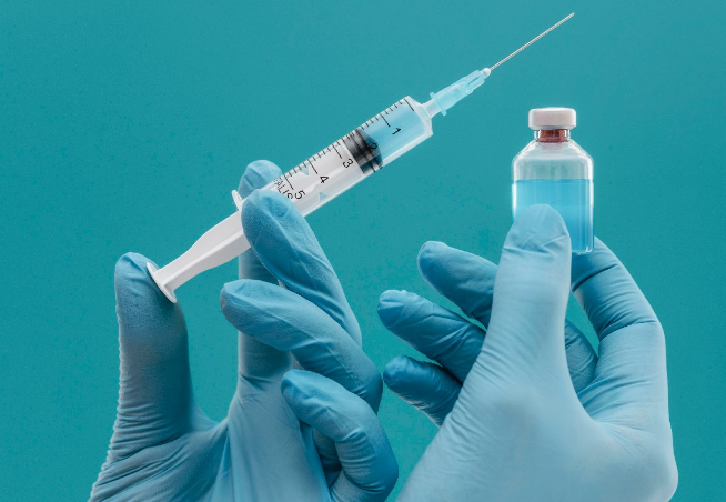 Reino Unido empieza a suministrar vacunas de refuerzo contra una nueva variante del Covid-19