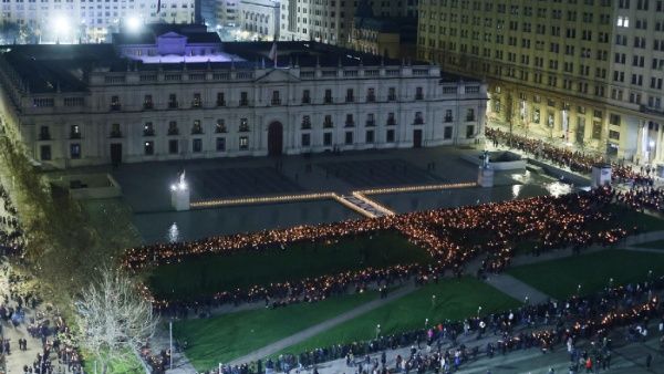 Mujeres chilenas realizan velada en La Moneda