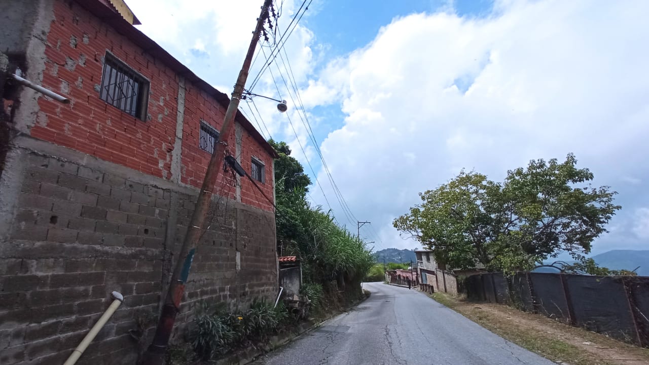 Poste a punto de caer en Pozo de Rosa