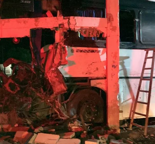 Autobús chocó contra casa dejando 2 muertos y 13 heridos