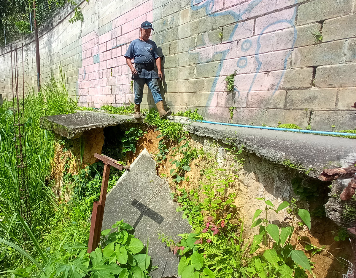 Caminería lleva medio año destrozada