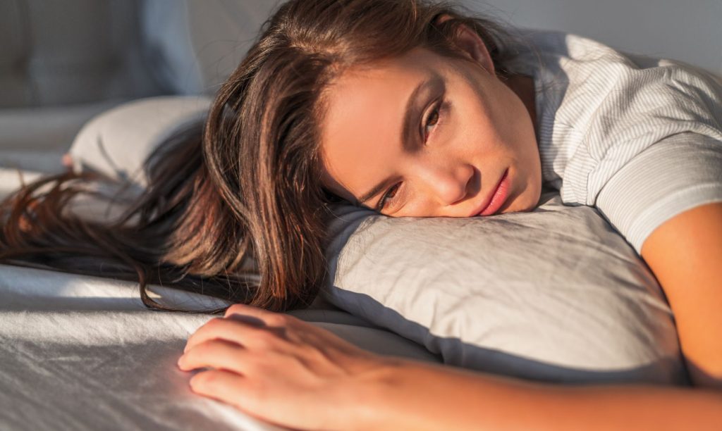 Dormir con los ojos abiertos podría requerir de cirugía