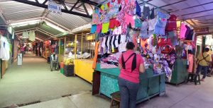 mesa en la zona de la ropa