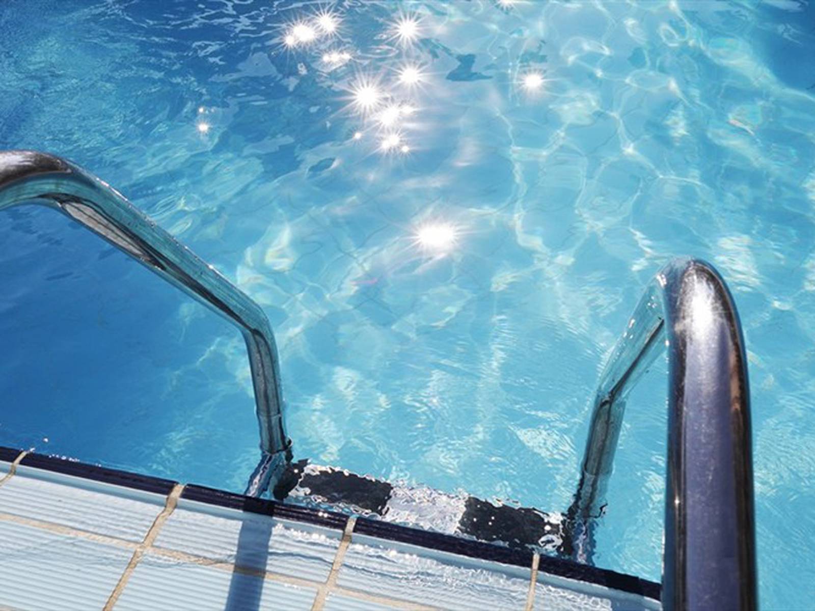 Niño muere ahogado en una piscina