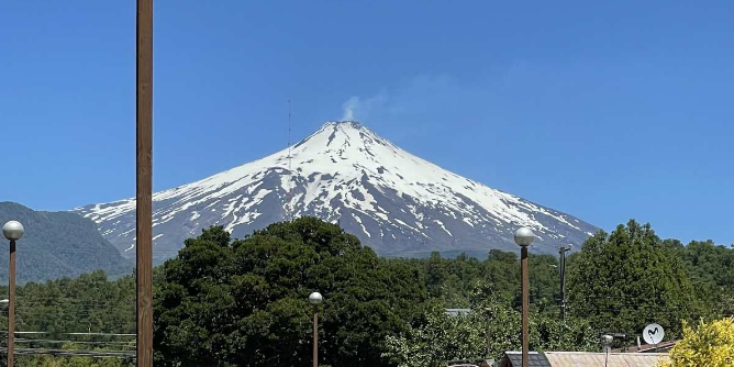 Chile sube a alerta naranja por incremento de actividad de volcán Villarica