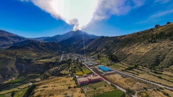 Perú extiende estado de emergencia en el sur por volcán Ubinas