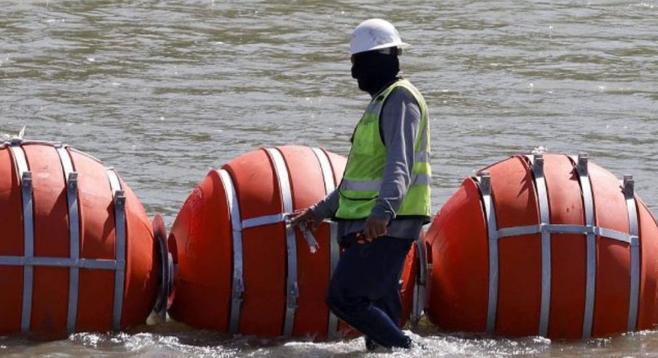 Un juez federal ordenó a Texas retirar las barreras flotantes en el río Bravo