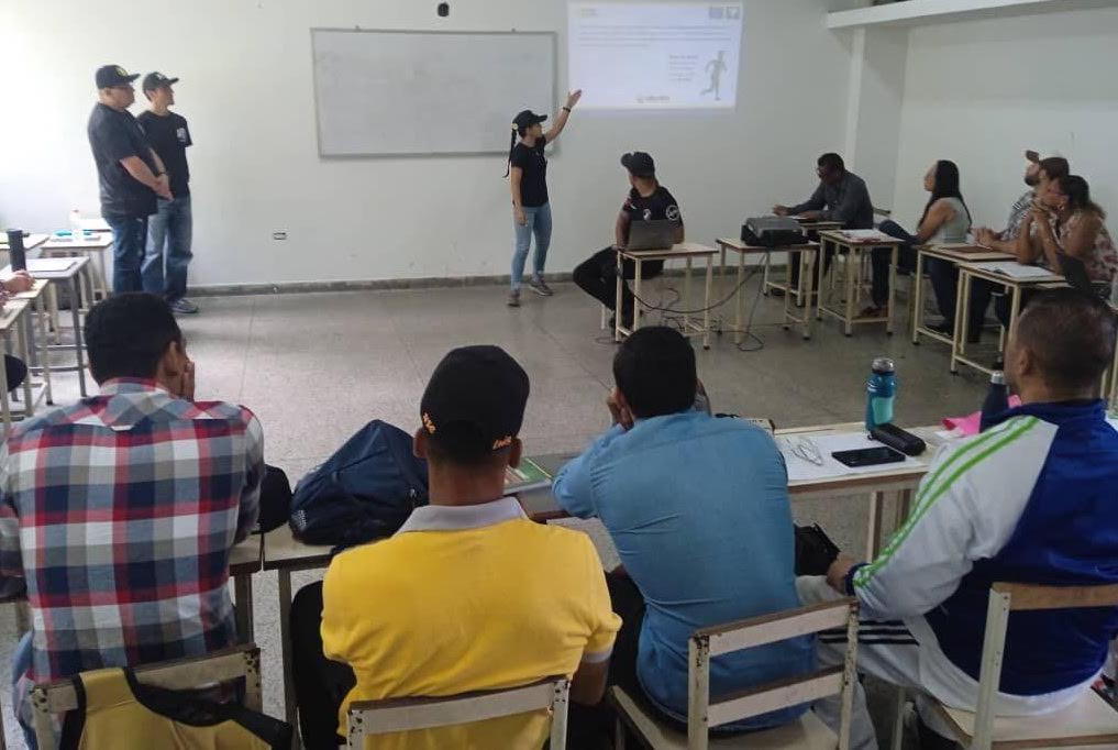 Entrenadores se preparan en Biomecánica Deportiva