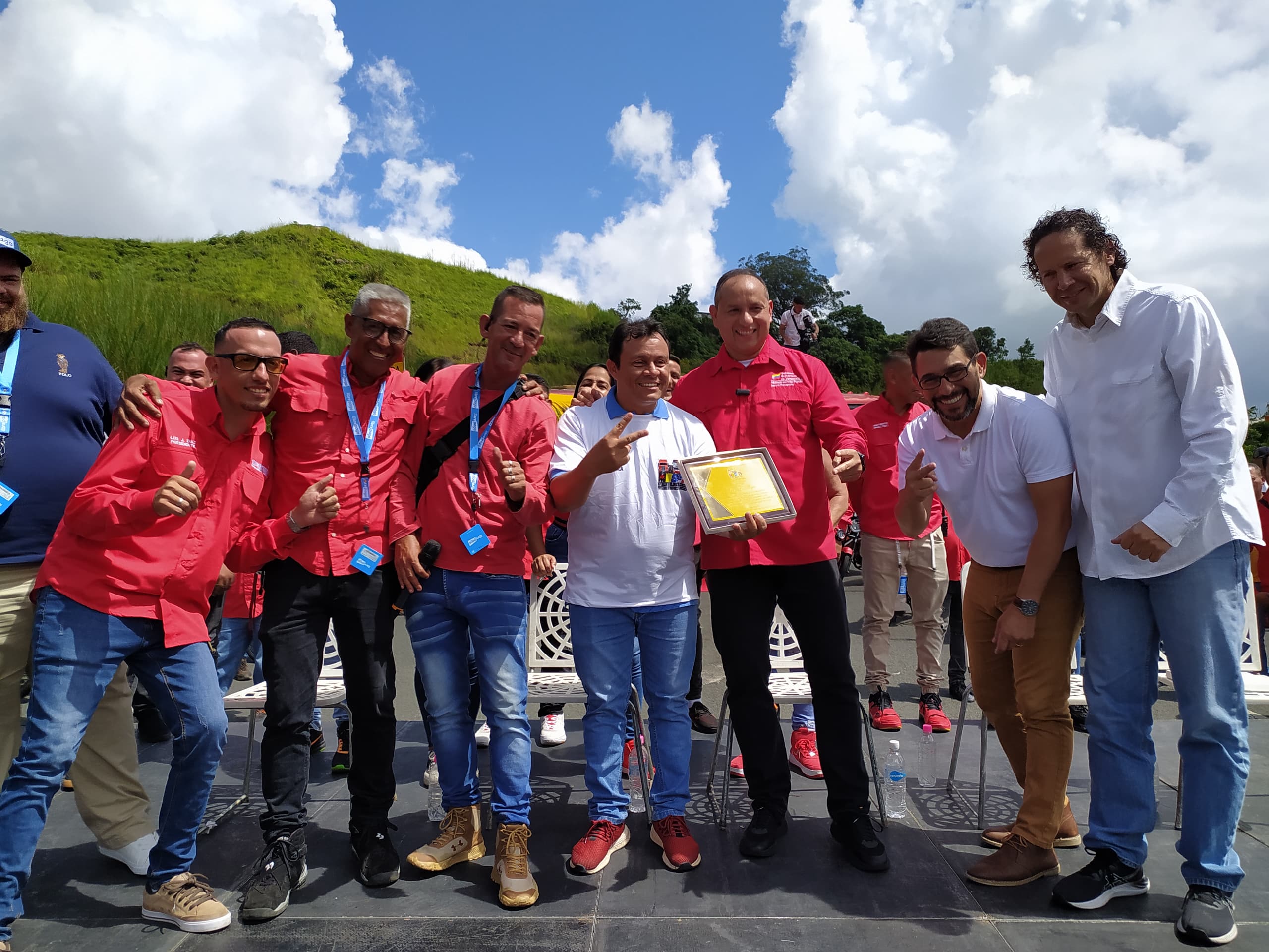 Entregan 21 concesiones a transportistas de Guaicaipuro