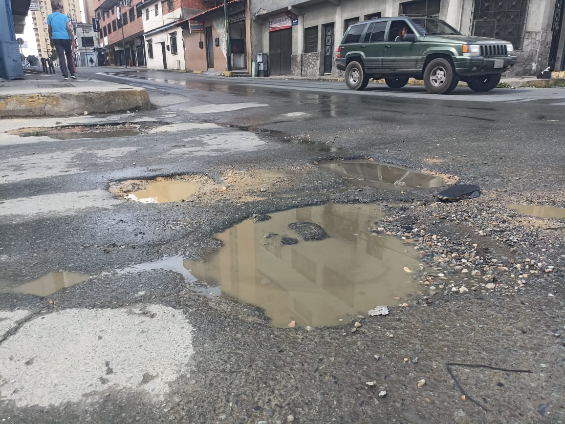 Aguas recorren calle Ricaurte