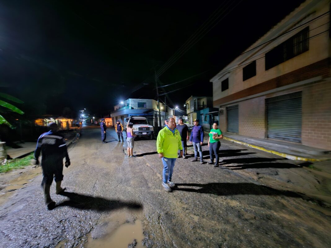 Desbordamiento de quebrada en Las Tejerías deja 37 casas afectadas