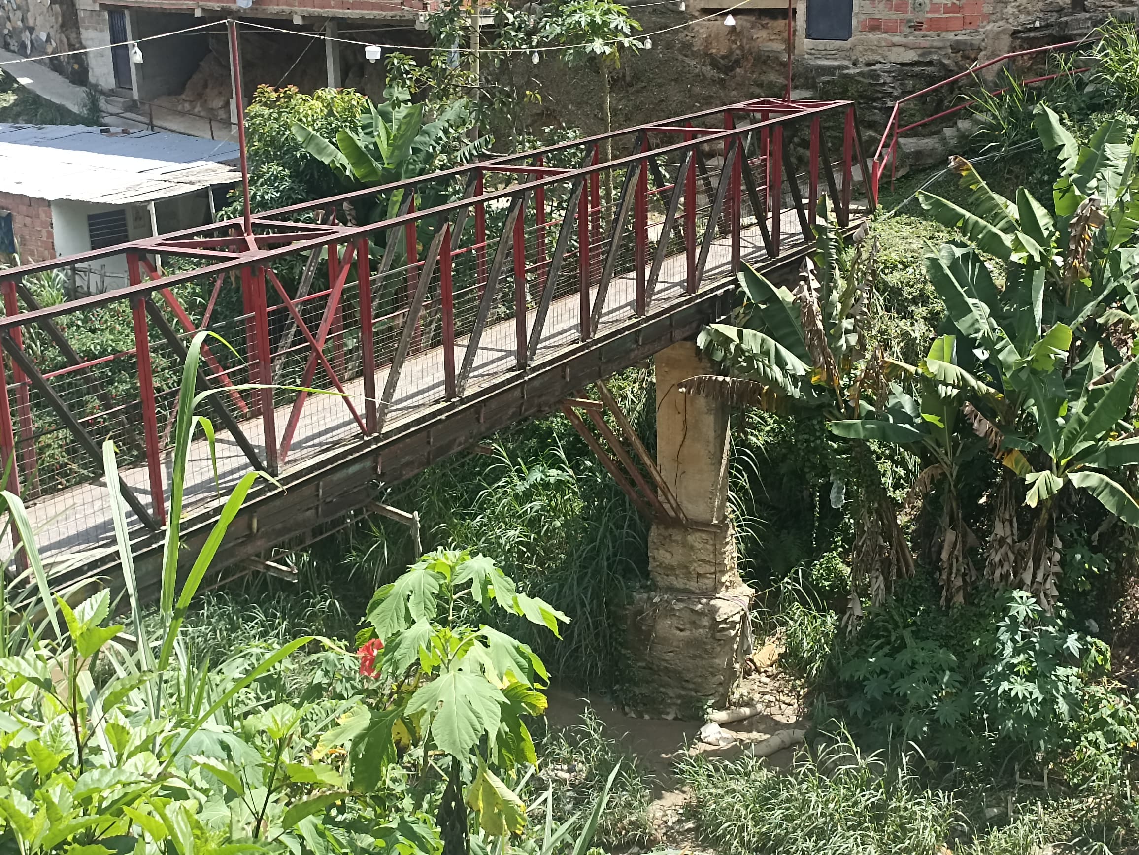 “El río ha carcomido las bases del puente”