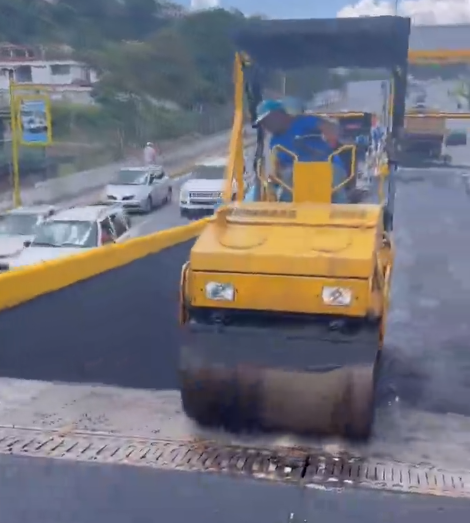 Aplican 60 toneladas de asfalto en el elevado de San Antonio