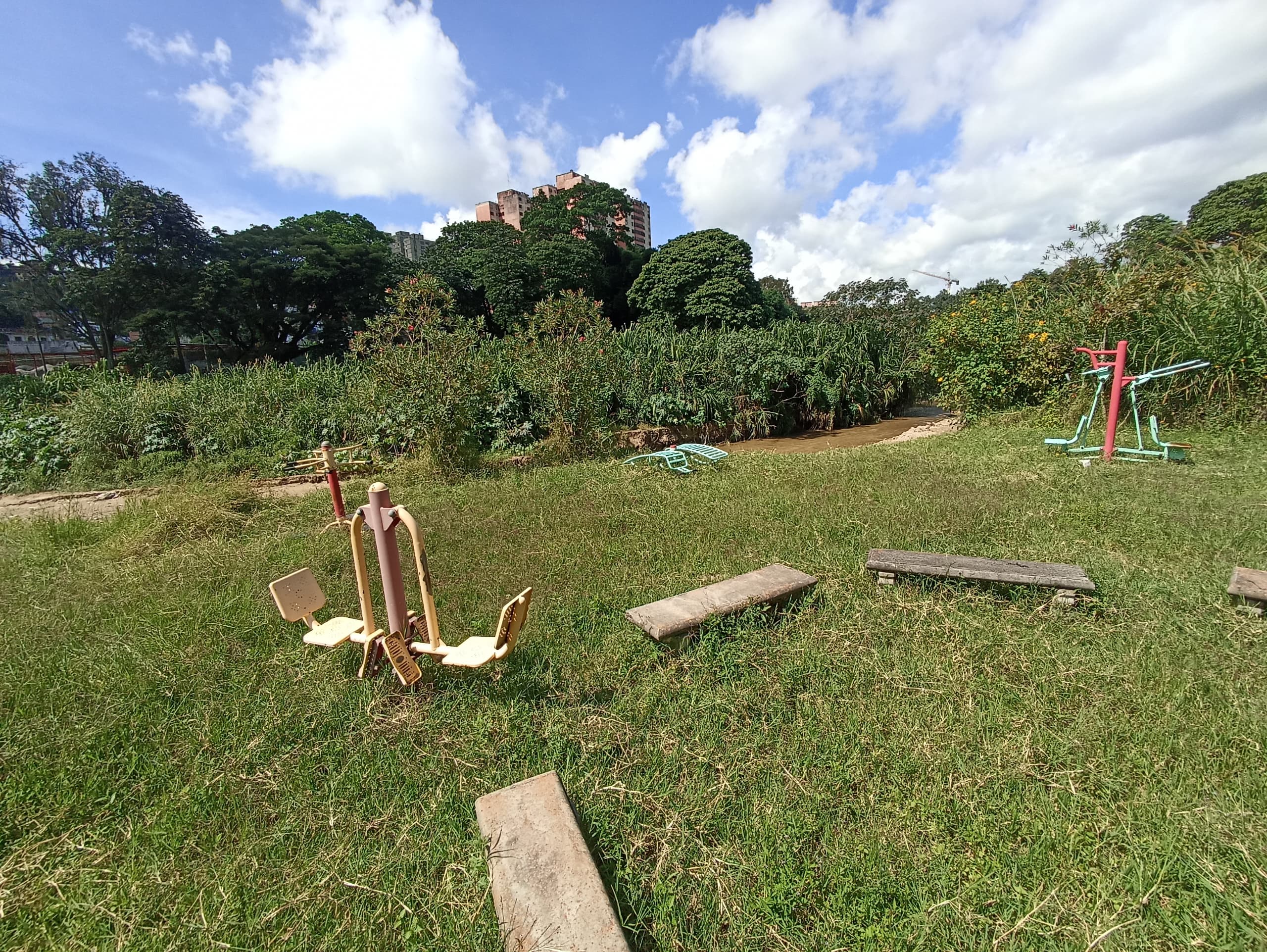 Abandonado y lleno de maleza parque en Ramo Verde 