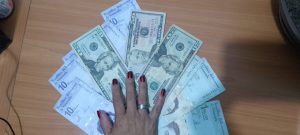 bolívares y dólares