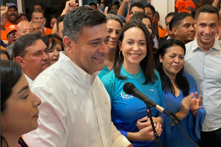 Freddy Superlano retira su candidatura y anuncia su apoyo a María Corina Machado