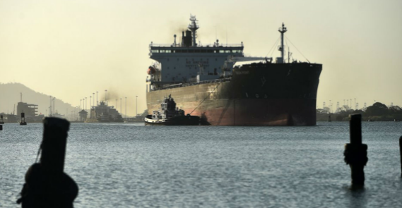 El canal de Panamá reducirá el tránsito diario de barcos por la sequía extrema