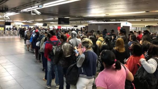 Trabajadores del metro y saneamiento de Sao Paulo acatan paro