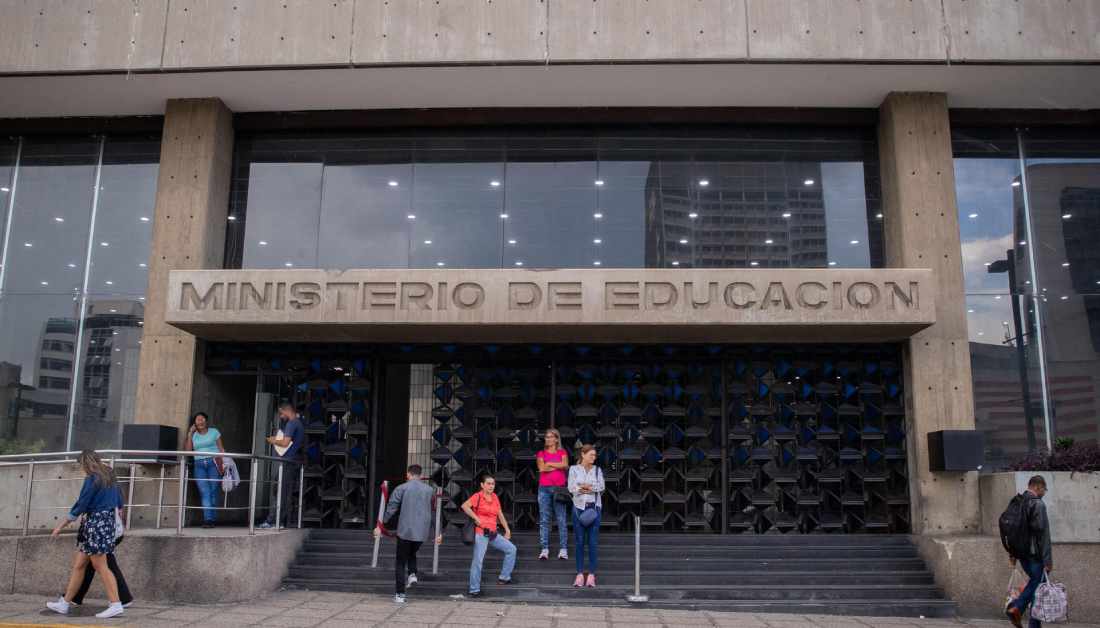 Ministra Santaella se retracta: código QR no será para perseguir a los maestros