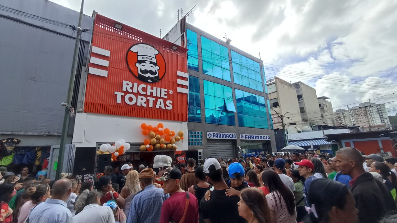 Tequeños hicieron 10 horas de cola para recibir un obsequio de Richie Tortas 