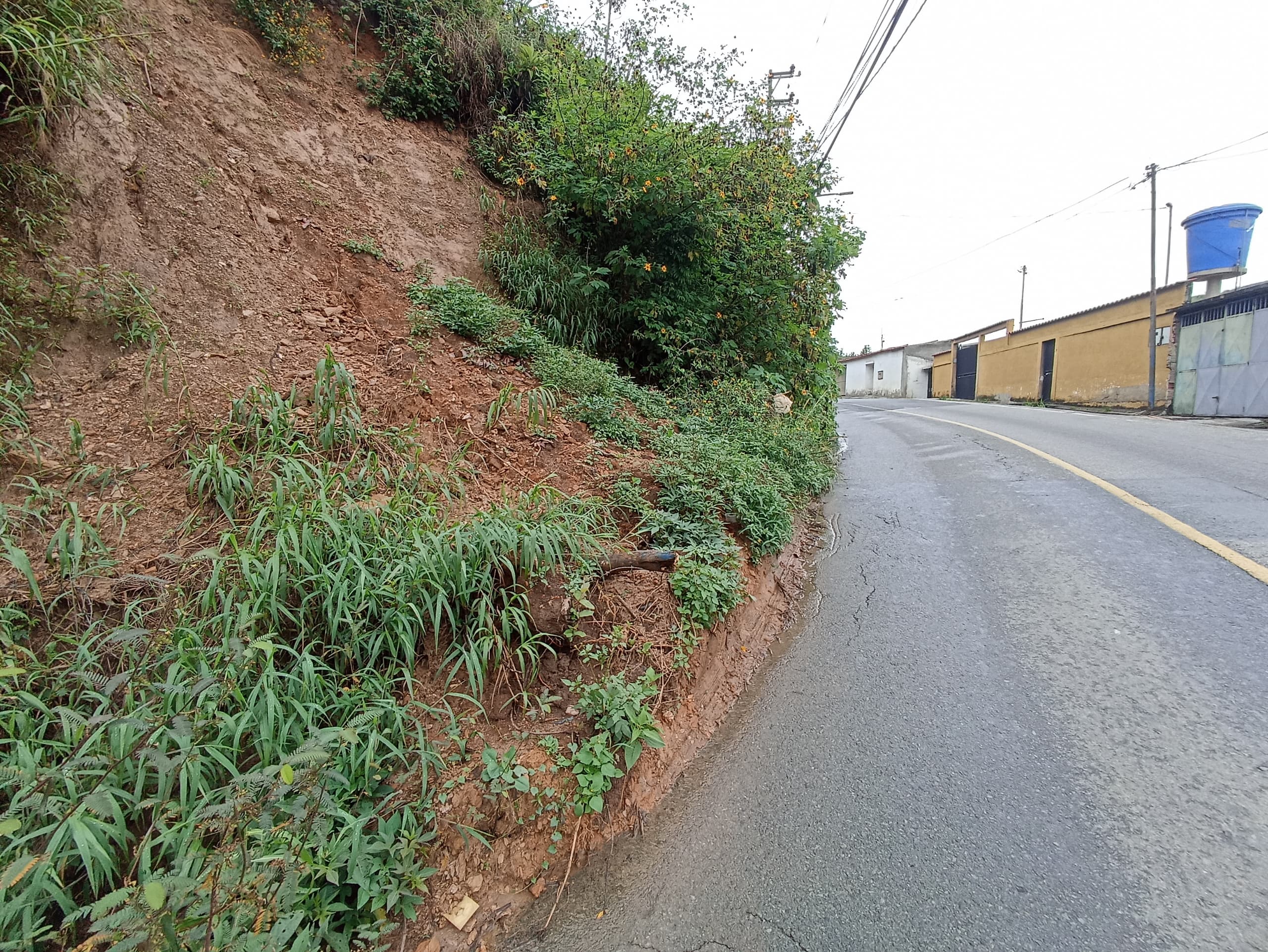 Más de cinco deslizamientos de tierra hay en la vía de Lagunetica 