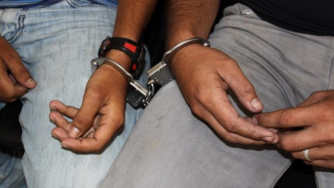 Par de delincuentes atrapados robando con armas falsas