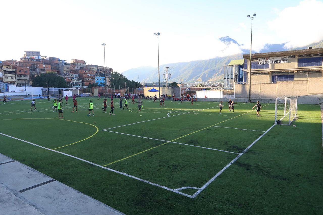 Rodríguez anuncia canchas de primer nivel en Miranda