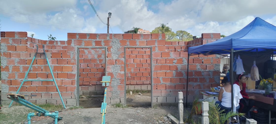 Piden terminar construcción de sanitarios en mercado de la Miranda
