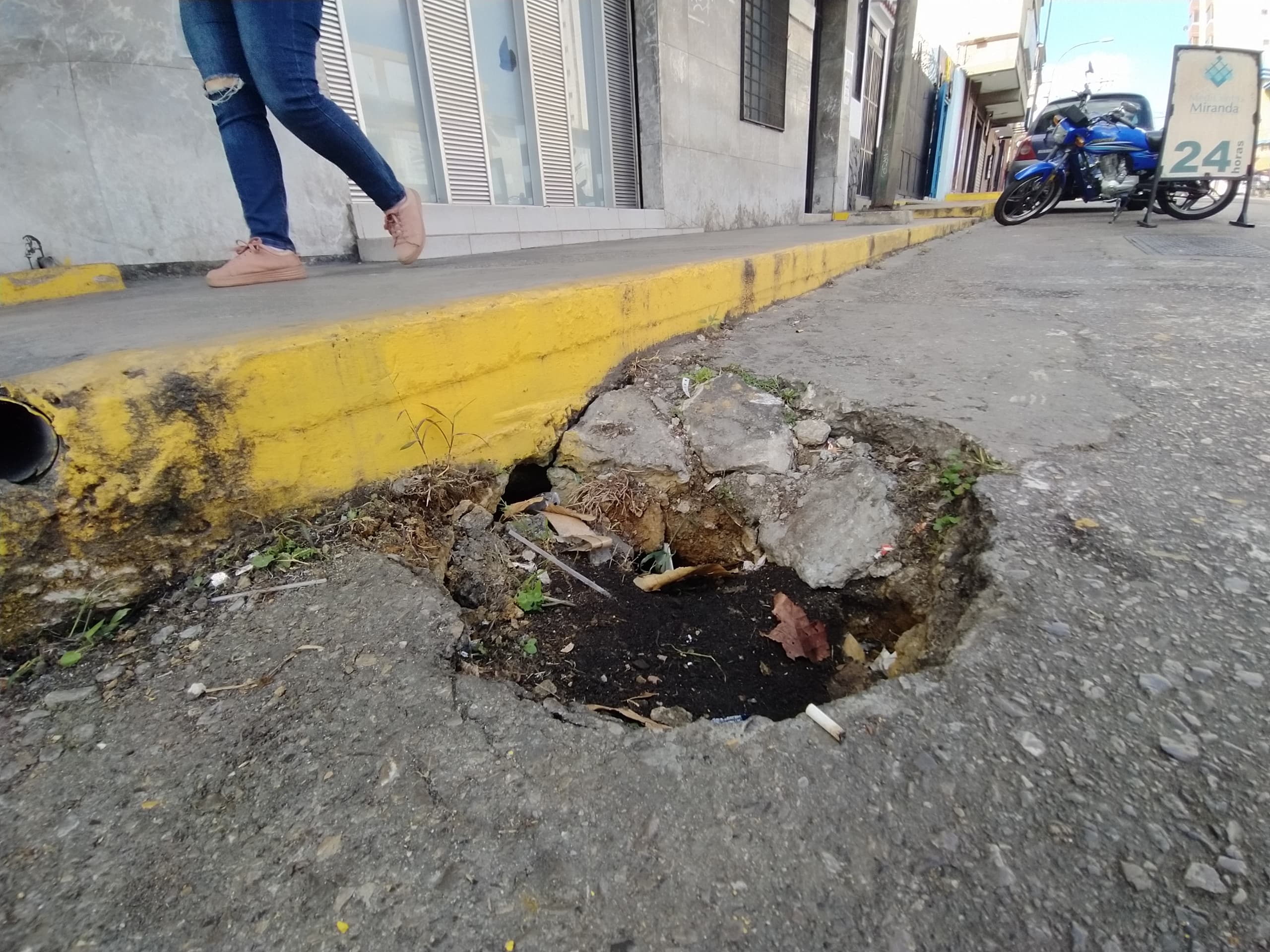 Exigen reparar tubería rota en la calle Guaicaipuro