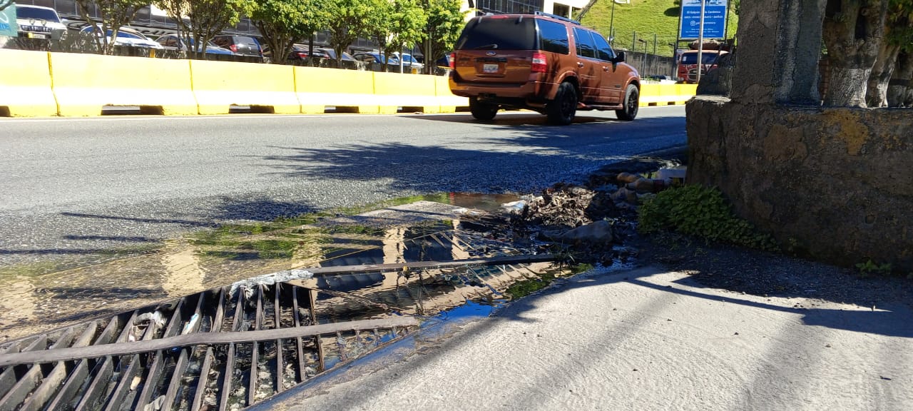 Denuncian acumulación de aguas residuales en km 14 de la Panamericana