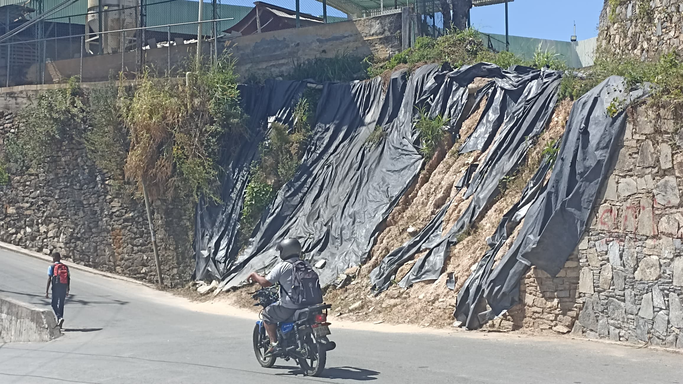 Piden un construir muro para evitar derrumbe en Carrizal