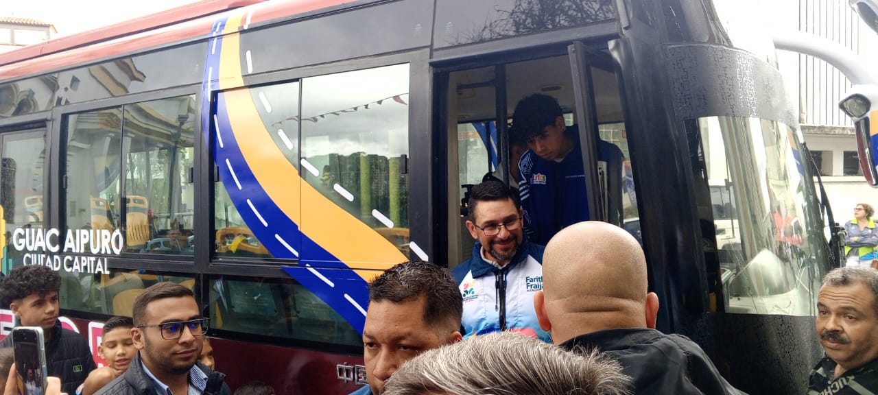 Atletas de Guaicaipuro reciben de regalo un autobús para sus traslados