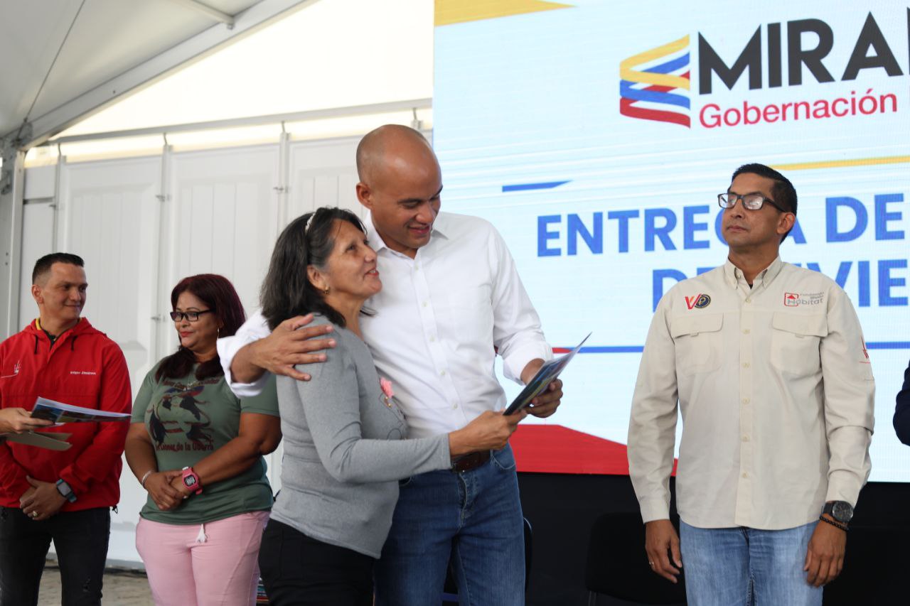 Gobernador entrega 1.027 títulos de viviendas en Miranda