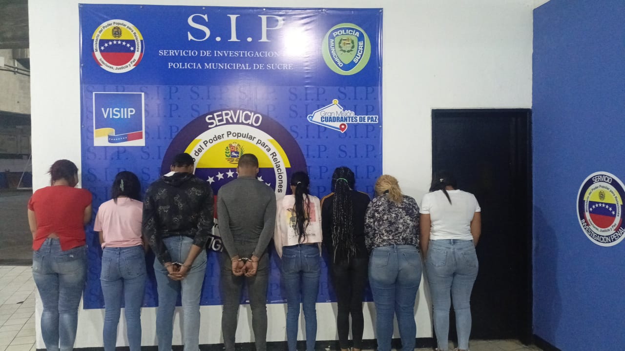 Aberrado se introdujo hielos en el recto frente a varios niños