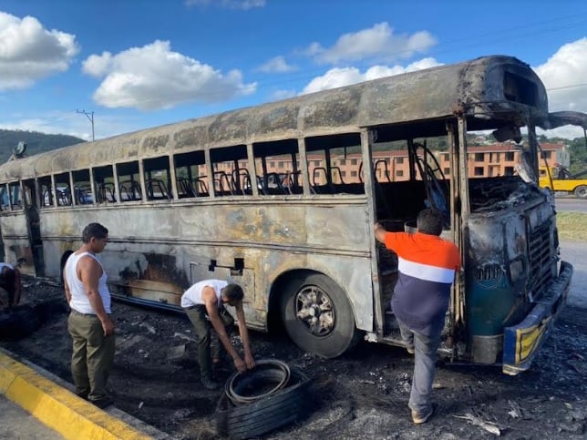 Dos fallecidos y diez lesionados al incendiarse un transporte público
