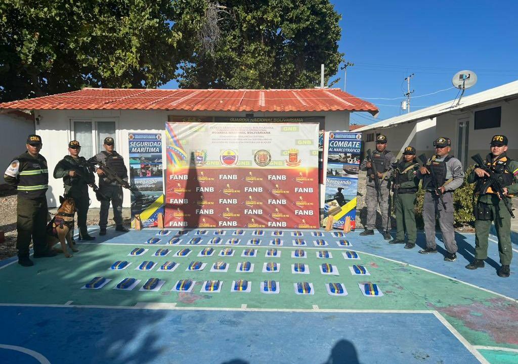 Localizan 50 panelas de marihuana flotando en Los Roques