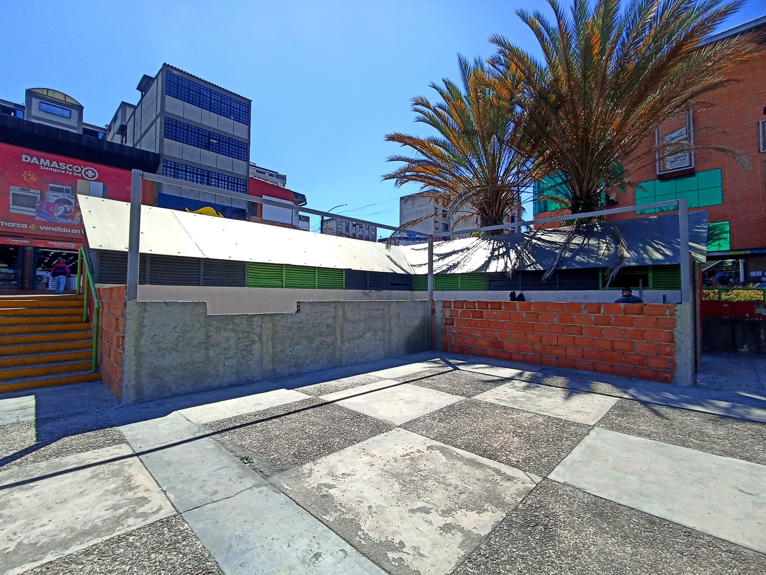 Avanza construcción de farmacia comunitaria en mercado Plaza