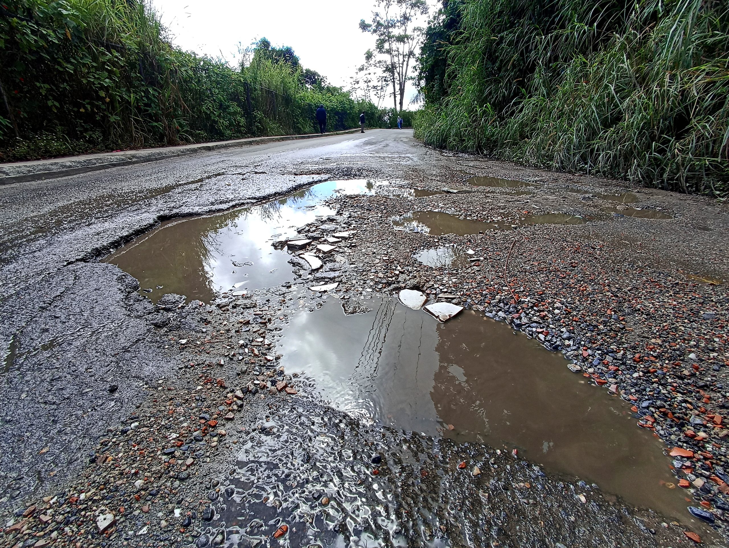 Múltiples troneras adornan las vías en Los Salias