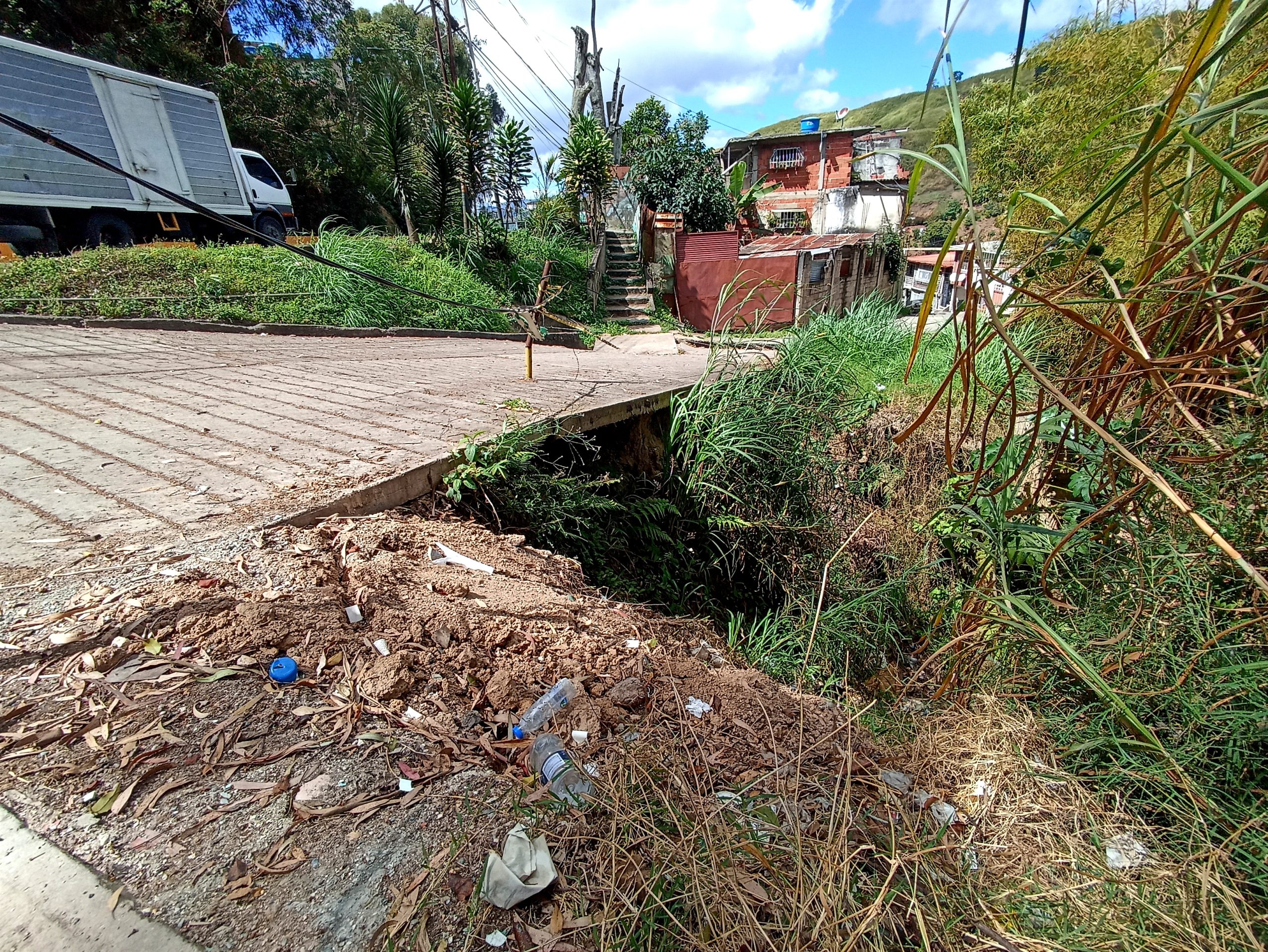 Vecinos de la calle San Luis temen quedar incomunicados