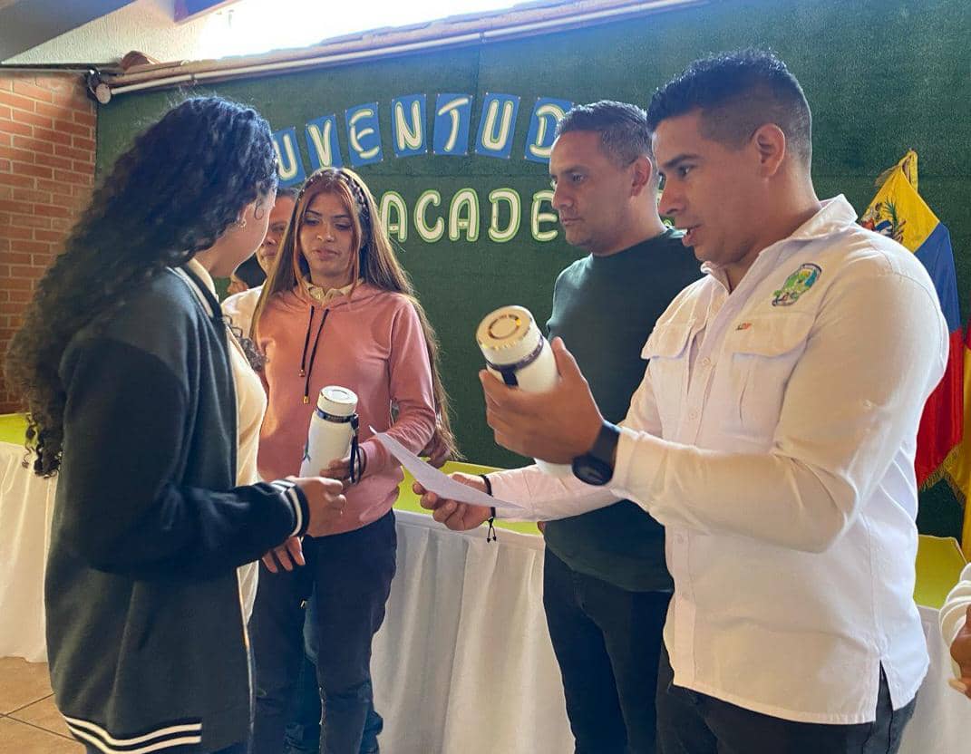 Reconocen a estudiantes con mejor índice académico de Carrizal