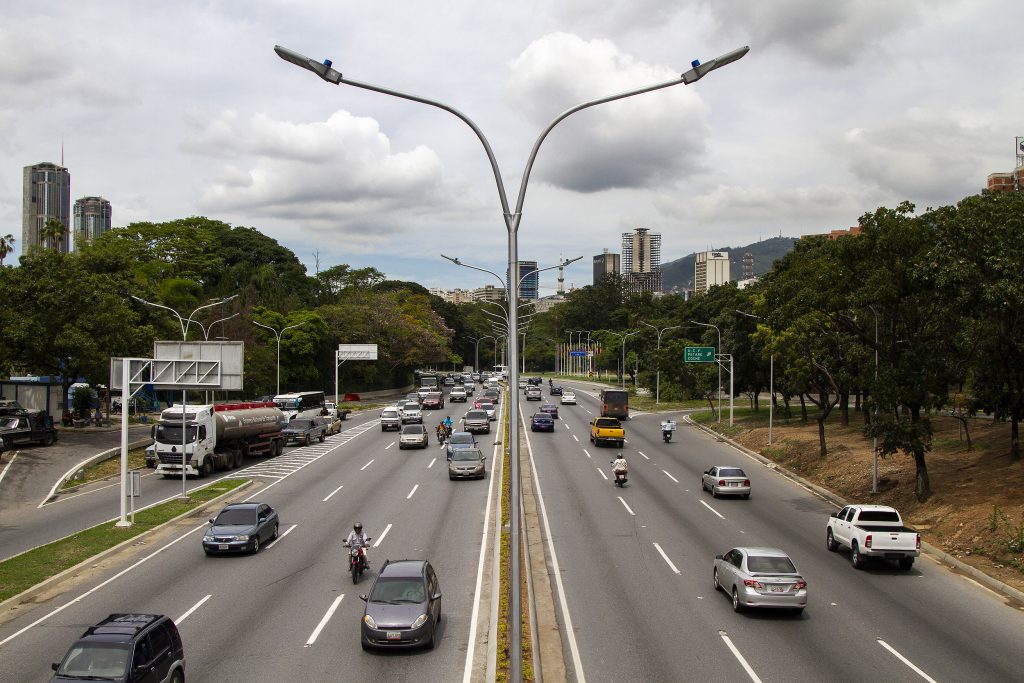 INTT: Restringirán tránsito en autopista Gran Cacique Guaicaipuro por concentración chavista
