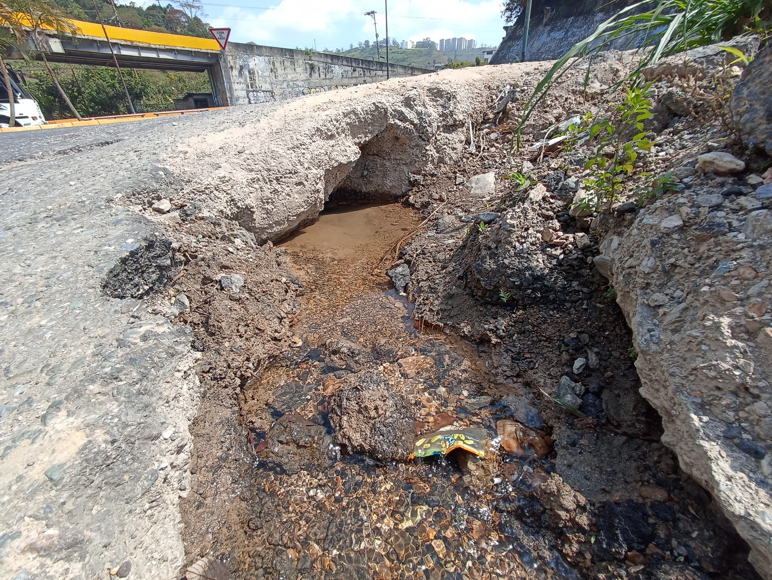 Tubería rota genera hundimiento en vía que conduce a la Panamericana